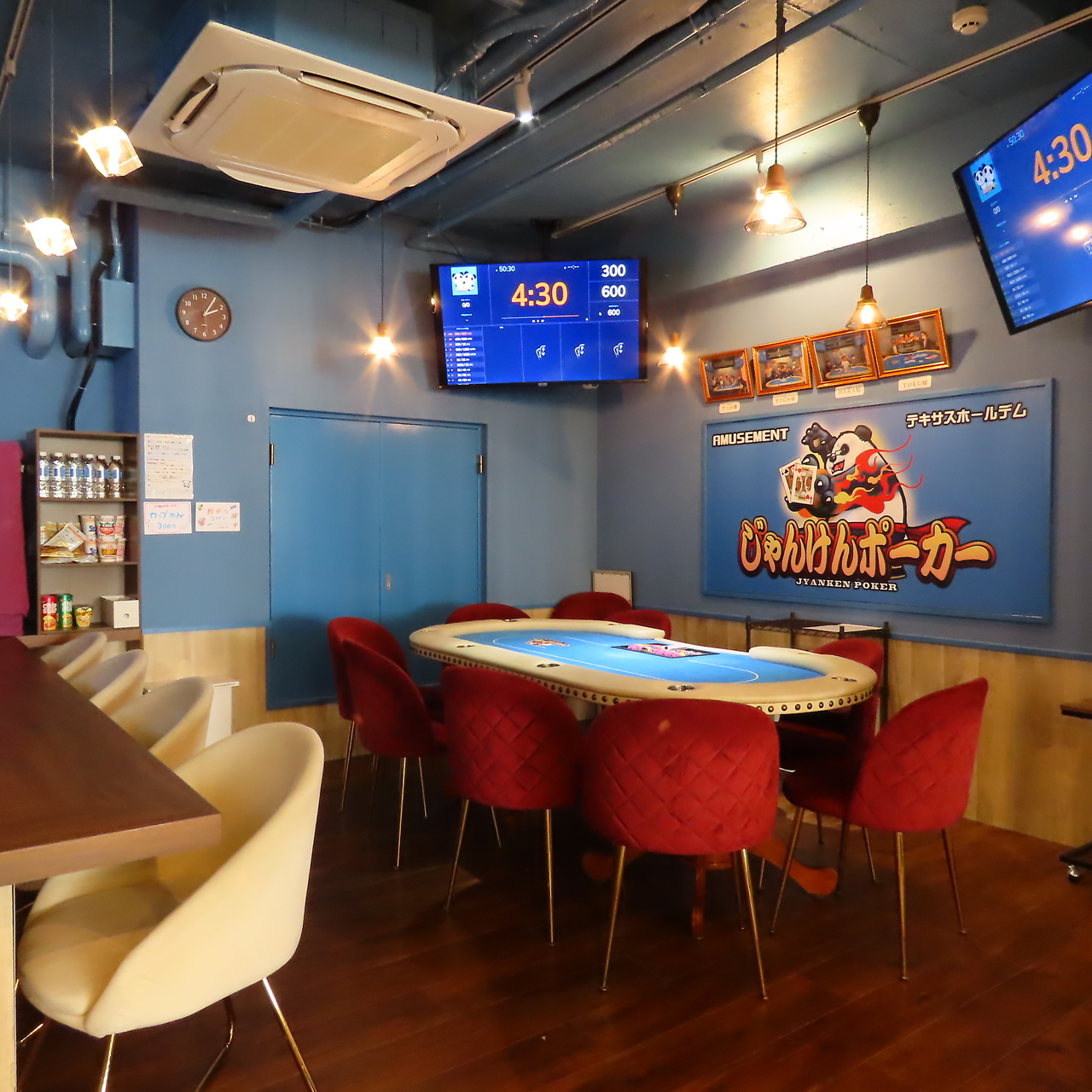 ノートとカードを広げ、学びながらプレイ内容を共有する様子